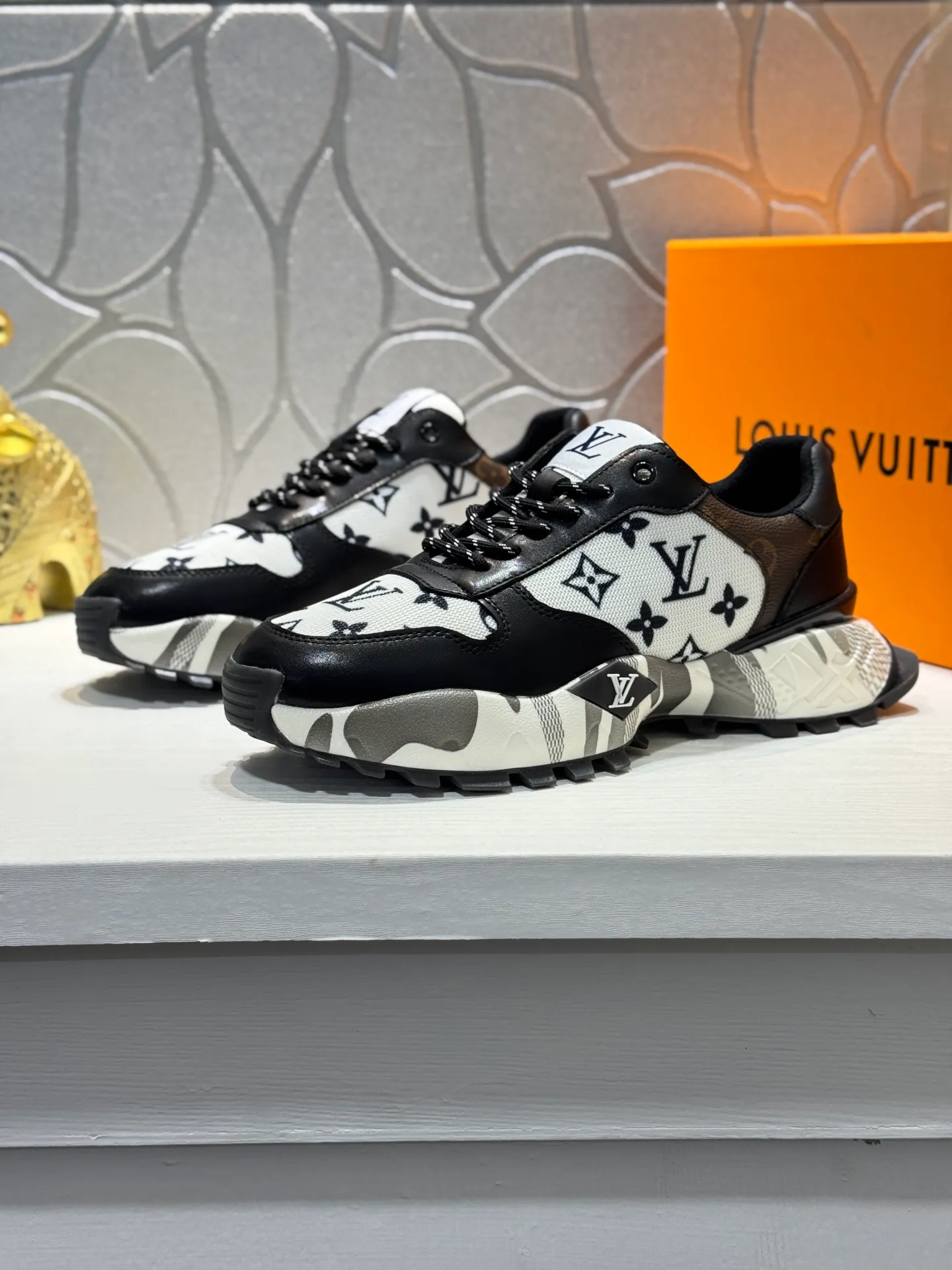 Men's shoes 💰440 [New style] 🐬🐬Top original order - Louis Vuitton®️ Trendy and fashionable yet low-key men's casual shoes, LV cowhide upper, comfortable and breathable, mesh lining, original rubber outsole, two colors available ~ a must-have for sportsmen. Size: 38-44 (45 customized
